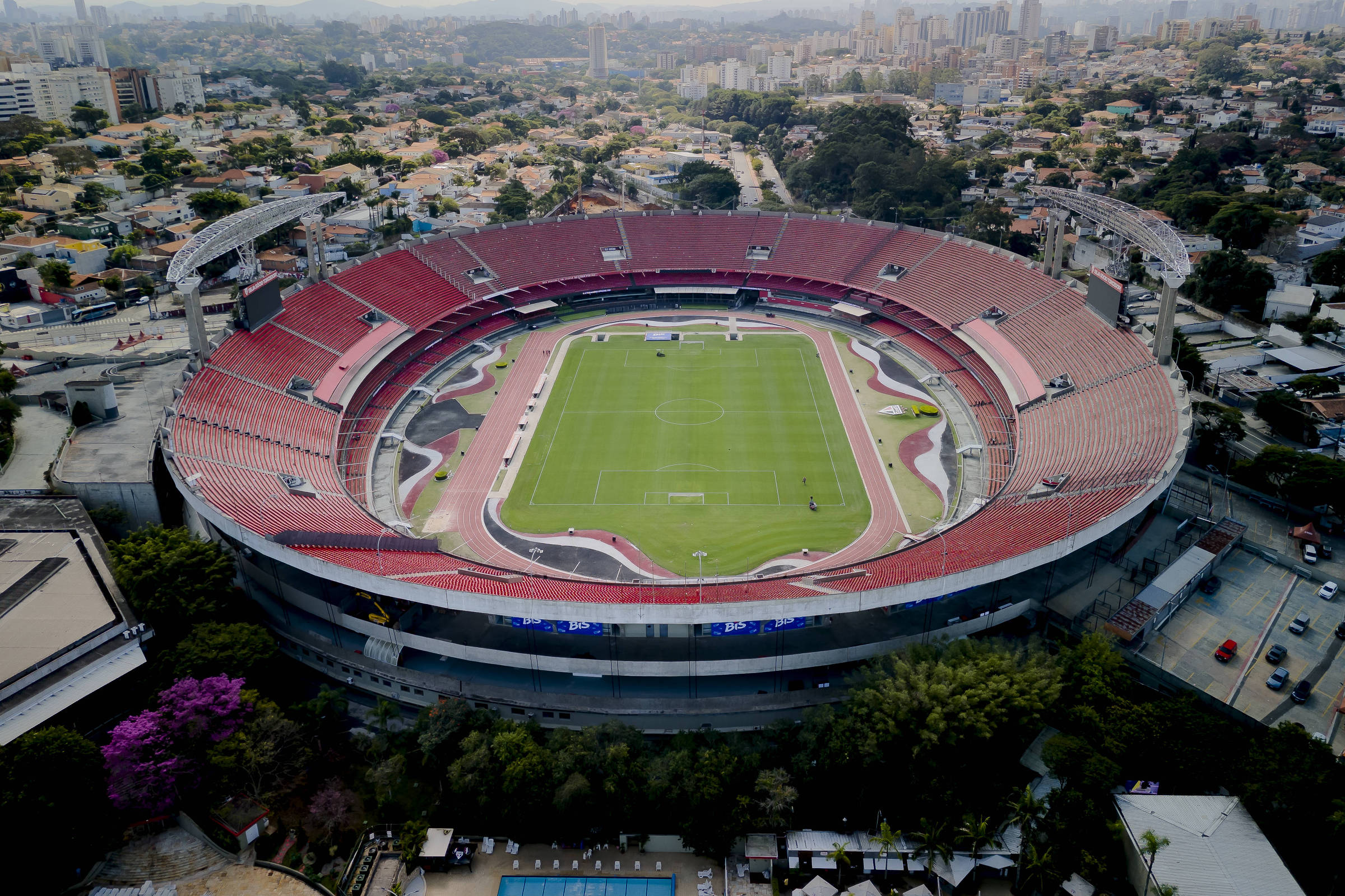 Show de Shakira castiga gramado, e São Paulo corre por jogo do Paulista