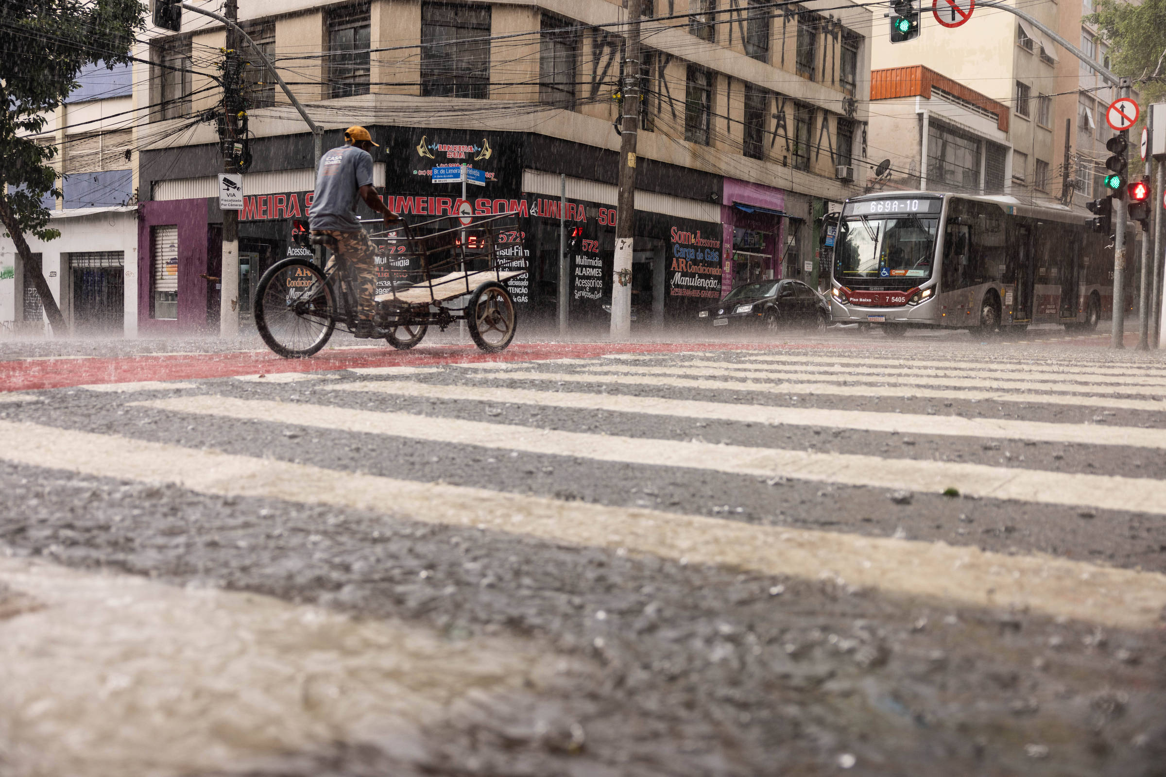 Vinte e seis mil imóveis seguem sem luz em SP após a chuva