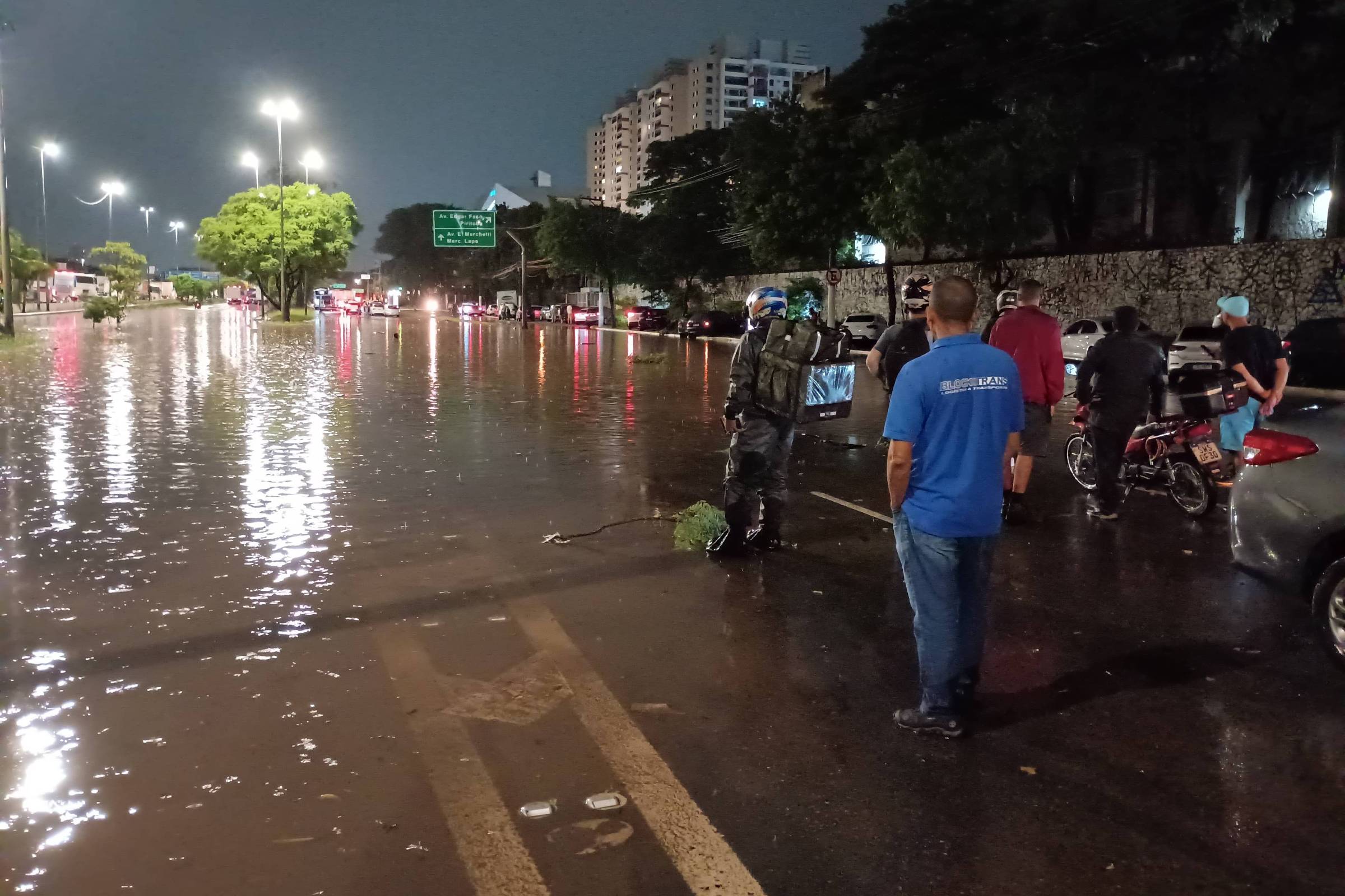 Bocas de lobo e galerias entupidas contribuem para alagamento na marginal Tietê