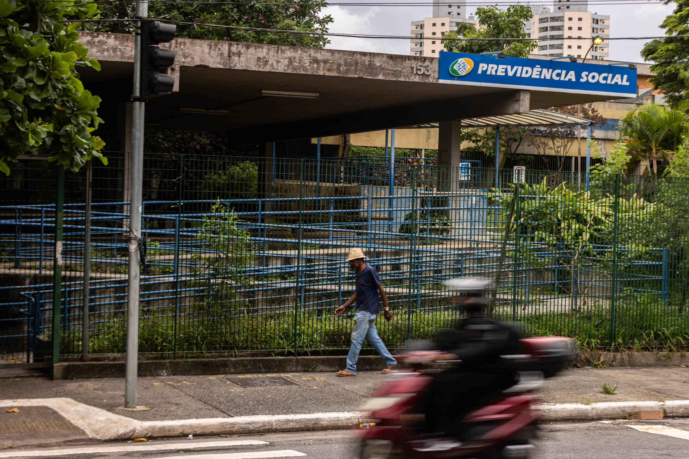 Fila do INSS encosta em 2 milhões e atinge maior patamar desde governo Bolsonaro