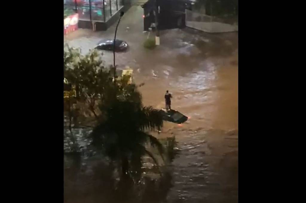 Mulher de 40 anos morre após carro ficar submerso na zona norte de SP