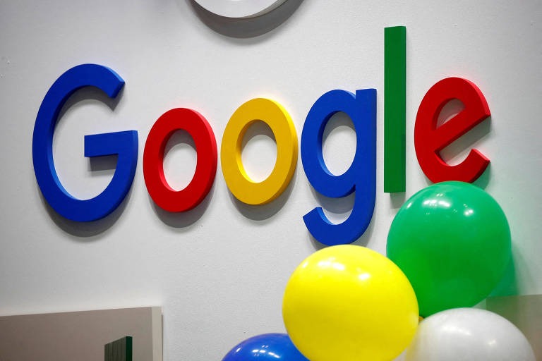 A imagem mostra o logotipo do Google， composto por letras coloridas em vermelho， azul， amarelo e verde. Ao lado do logotipo， há balões em cores azul， amarelo， verde e branco.