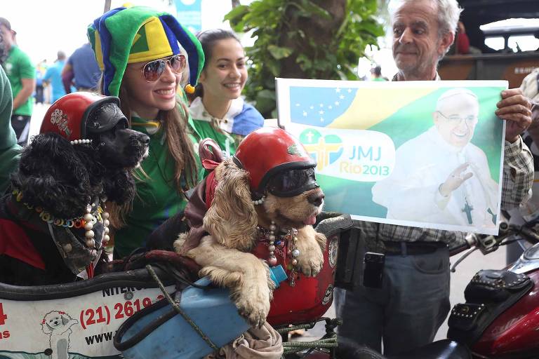 Papa Francisco visita o Brasil e interage com fiéis 