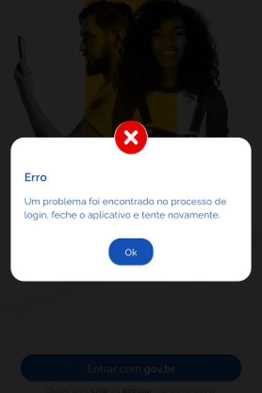 A imagem mostra uma tela de erro de um aplicativo， com um fundo que apresenta silhuetas de duas pessoas. No centro， há uma caixa de mensagem branca com bordas arredondadas， contendo um ícone de erro em vermelho. O texto na caixa diz: 039;Erro: Um problema foi encontrado no processo de login. Feche o aplicativo e tente novamente.039; Há um botão azul abaixo com a frase 039;Tente de novo mais tarde039;.