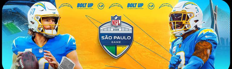 A imagem apresenta dois jogadores de futebol americano da equipe Los Angeles Chargers， um à esquerda segurando uma bola e o outro à direita em uma pose de ação. No centro， há um escudo com a inscrição 039;SÃO PAULO GAME039; e o logotipo da NFL. O fundo é em tons de azul e amarelo， com elementos gráficos relacionados ao time.