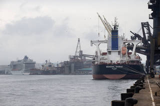 Problemas de infraestrutura em portos brasileiros onde a pouca profundidade impede acesso de navios maiores:  Navios ancorados no  canal do Porto de Santos