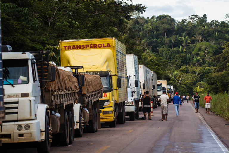 BR-364， em Rondônia， é marcada pelo tráfego intenso do transporte de cargas na região Norte do país