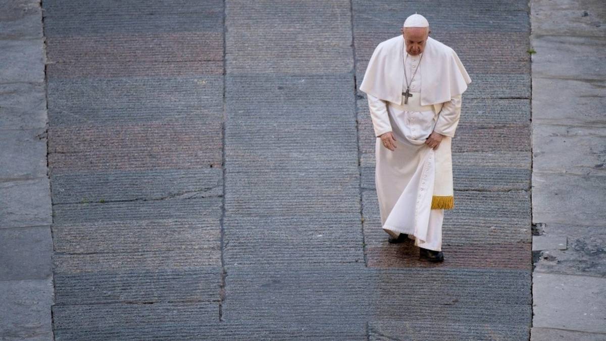 Papa Francisco deve passar mais uma semana hospitalizado, diz novo boletim