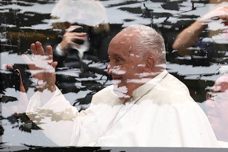 Papa Francisco acena para o público do papamóvel durante viagem a Luxemburgo