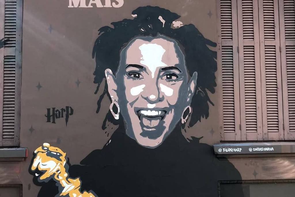 Fernanda Torres ganha mural com frase 'ditadura nunca mais' em Porto Alegre