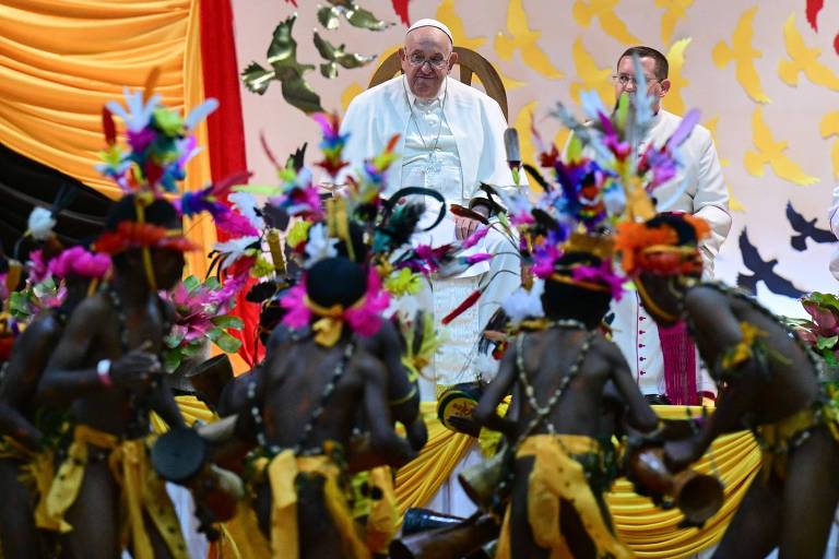 Papa Francisco assiste performance no Estádio Sir John Guise em Port Moresby, durante visita a Papua Nova Guiné