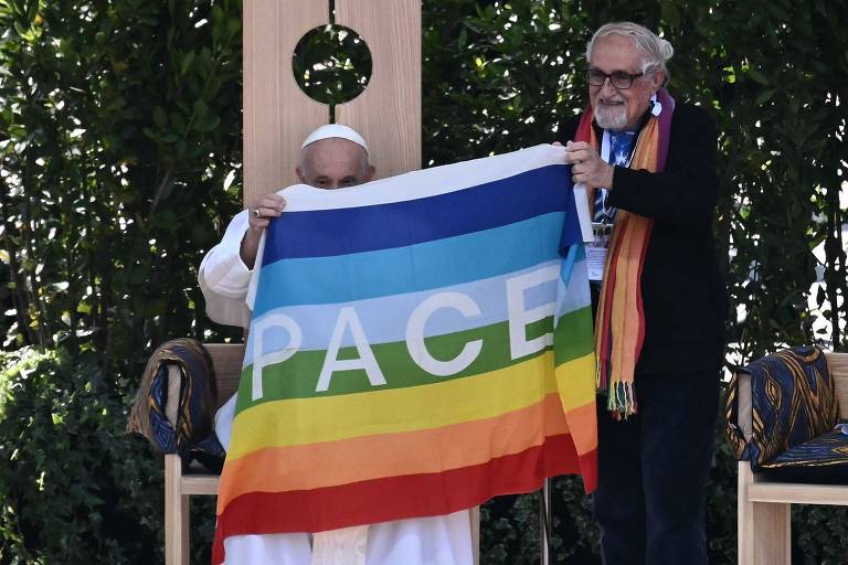 Padre Alex Zanotelli (dir) segura uma bandeira da Paz com as cores do arco íris, junto do Papa Francisco durante encontro em Verona; Papa realiza viagem pela Itália