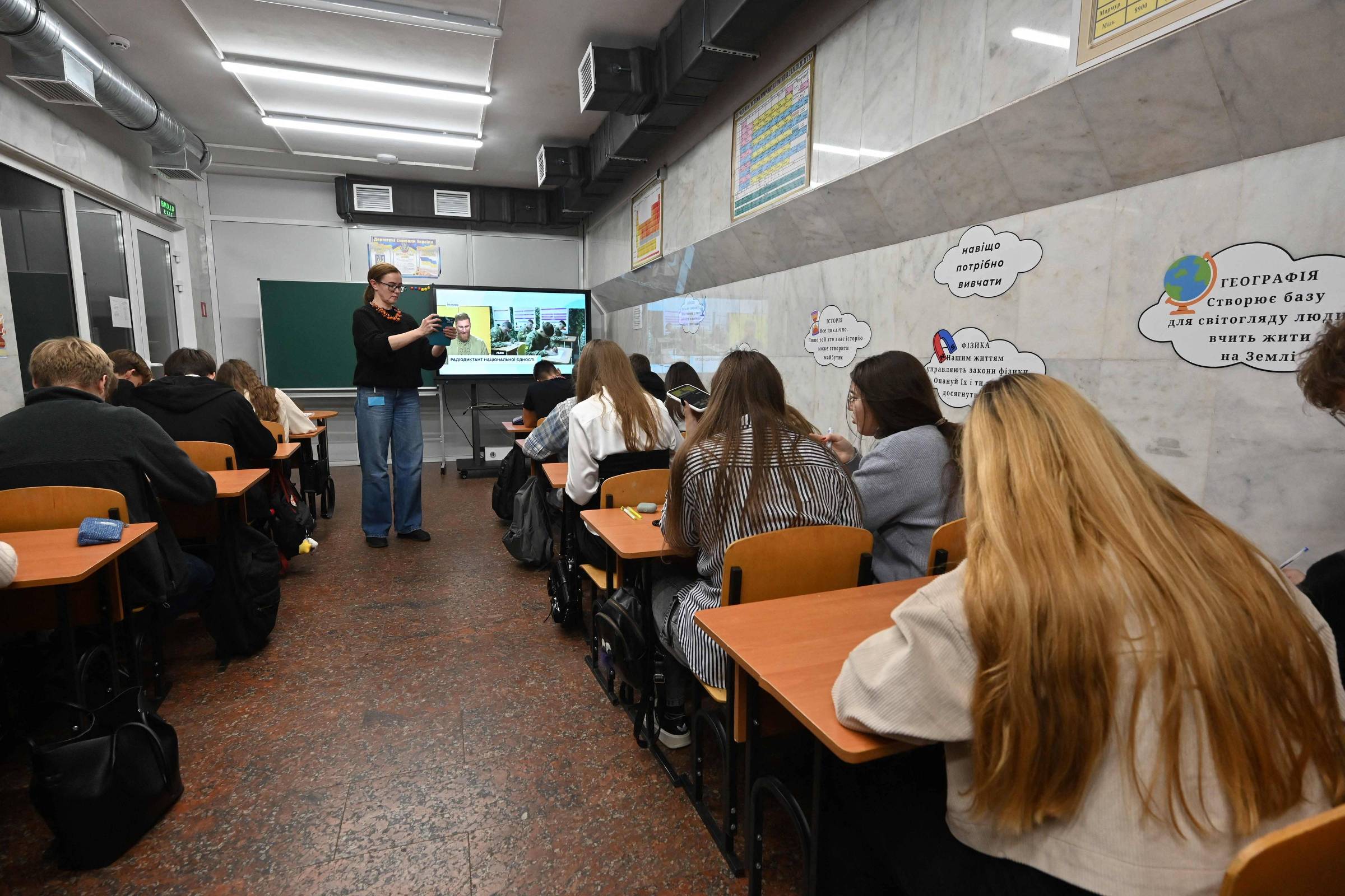 Vídeo: Em meio a guerra, cidade ucraniana abre escolas em estações de metrô