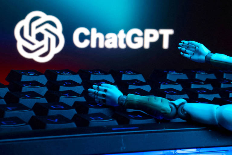 A imagem mostra o logotipo do ChatGPT em destaque， com o nome 039;ChatGPT039; logo abaixo. Em primeiro plano， há um teclado com algumas teclas visíveis e um braço robótico parcialmente visível， que parece estar apoiado sobre o teclado. O fundo é iluminado em tons de azul， criando um efeito visual interessante.