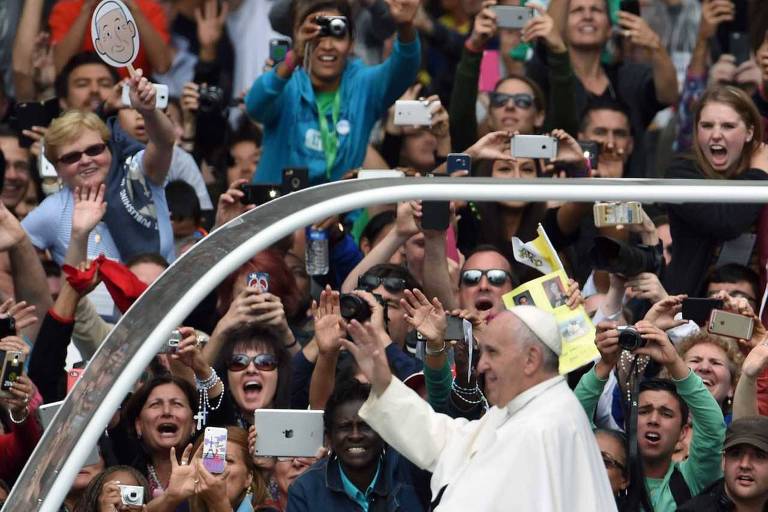 Papa Francisco acena para o público durante trajeto para o local da missa, que será celebrada ao ar livre, no Benjamin Franklin Parkway na Filadélfia, Pensilvânia (EUA)