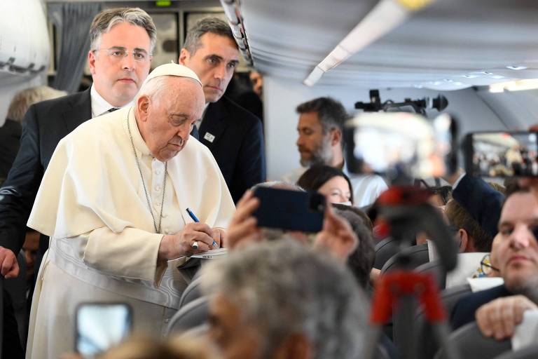 Papa Francisco fala com jornalistas durante voo internacional para Budapeste, Hungria