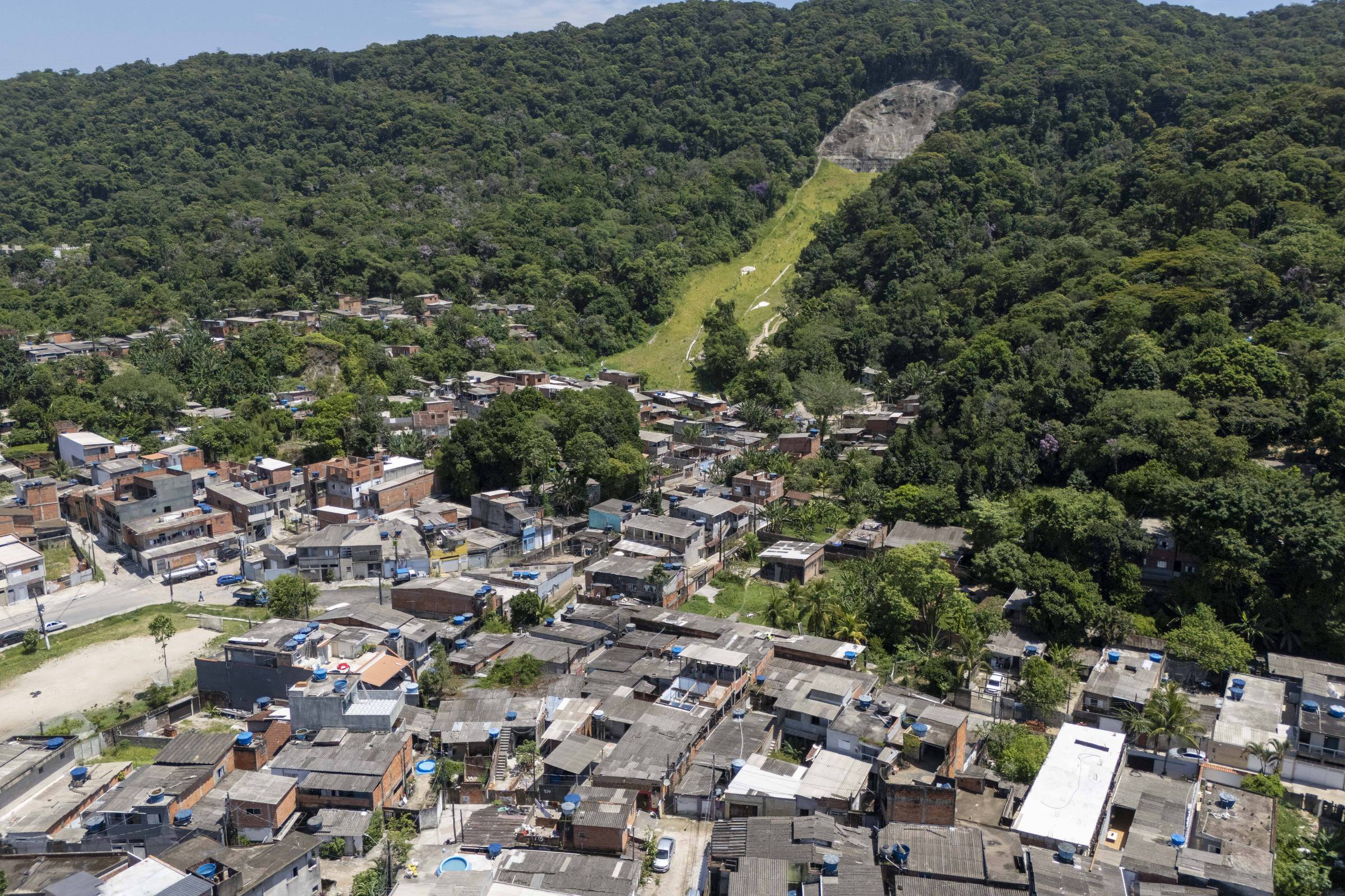 Risco de deslizamento guia rotina de comunidade em Guarujá após temporal que matou 34 em 2020