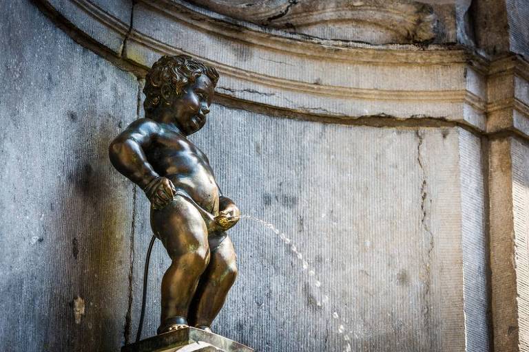 Manneken， a famosa estátua no centro de Bruxelas， na Bélgica