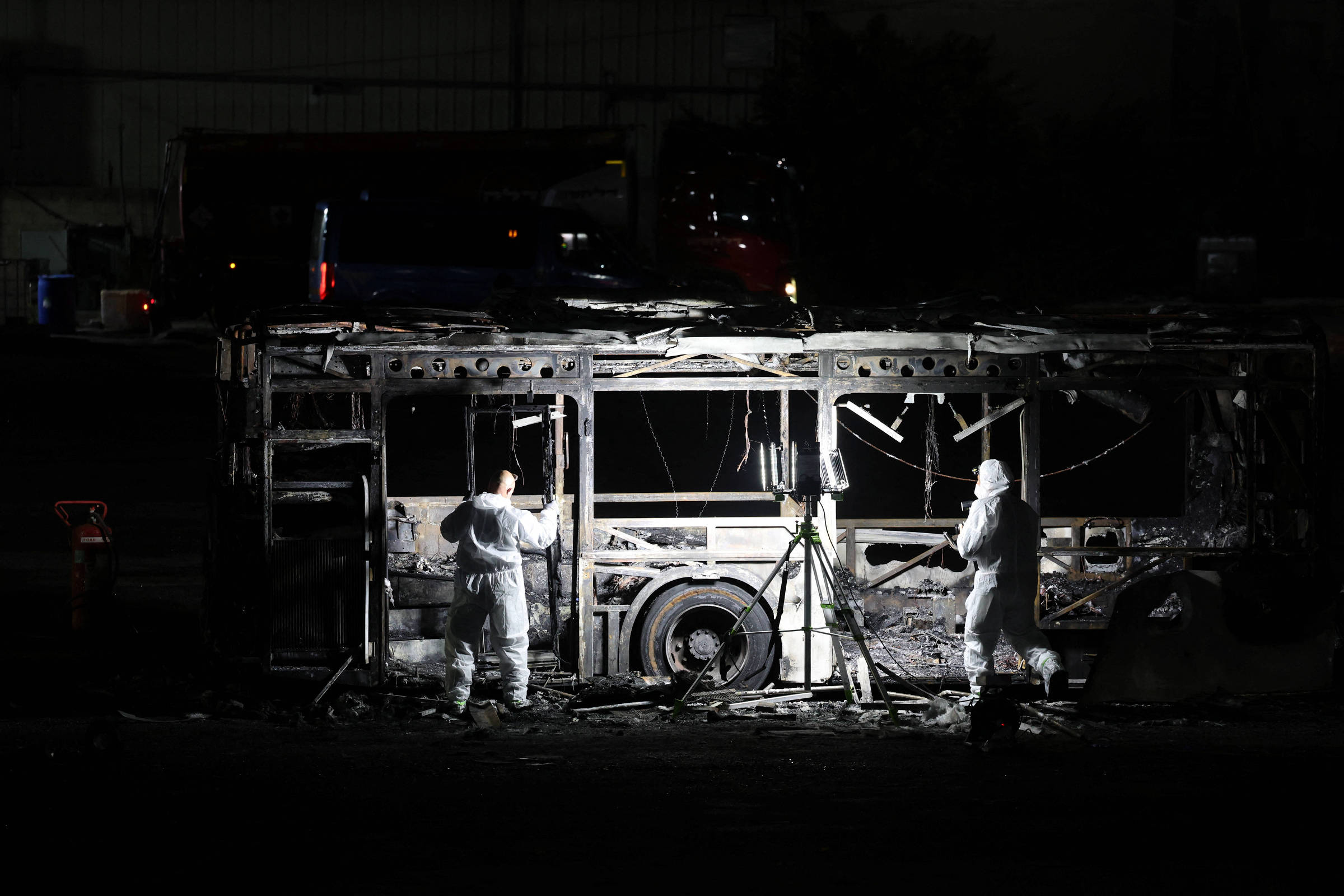 Três ônibus vazios explodem na capital de Israel, e polícia suspeita de terrorismo