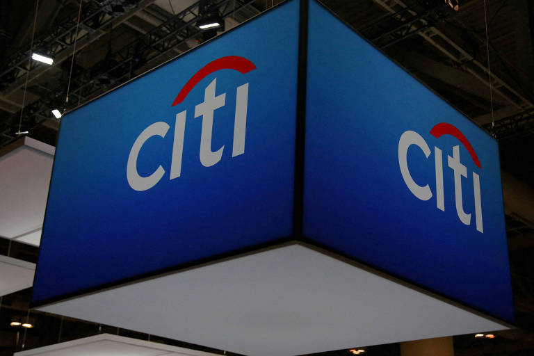 A imagem mostra um grande painel suspenso com o logotipo da Citi. O fundo é azul e o logotipo é branco， com a palavra 039;citi039; escrita em letras minúsculas， acompanhada de um arco vermelho acima da letra 039;t039;.