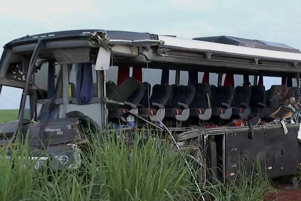 Acidente com ônibus universitário deixa 12 mortos no interior de SP