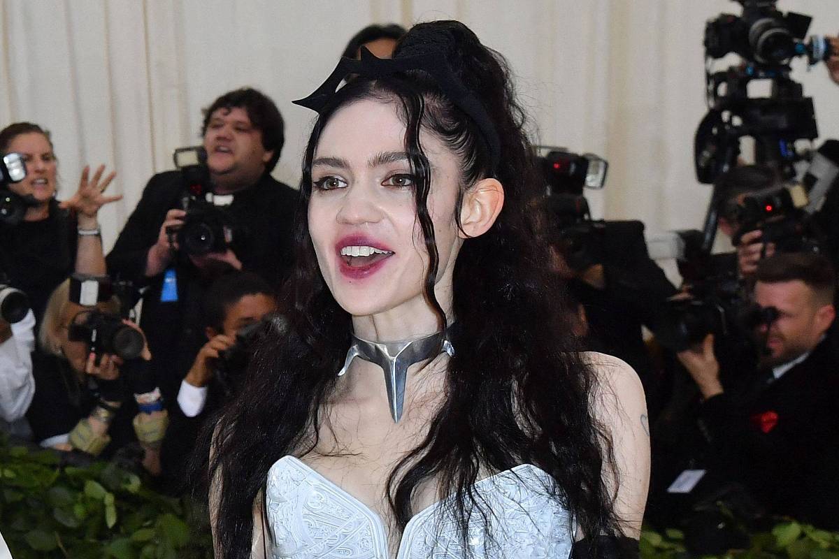 Grimes pede ajuda para Elon Musk no X e diz que bilionário não responde mensagens
