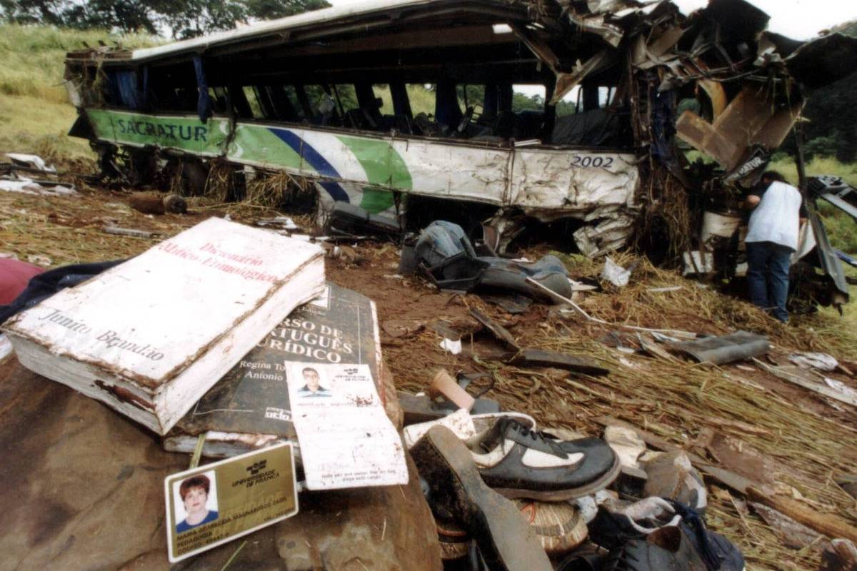 Acidente com ônibus de estudantes da mesma universidade deixou 20 mortos em 2002