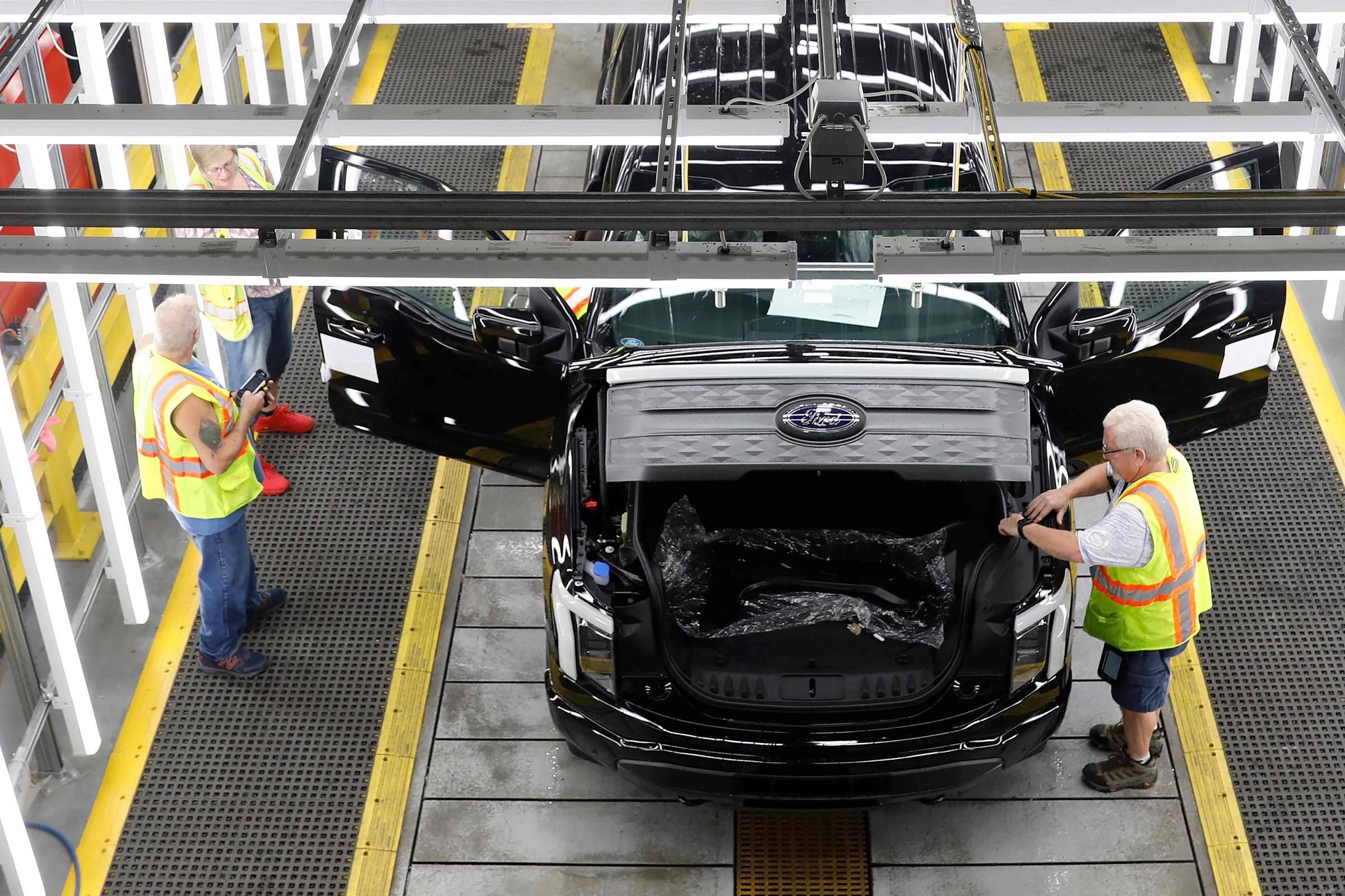 Vendas de carros elétricos de luxo caem nos EUA após fim de subsídios