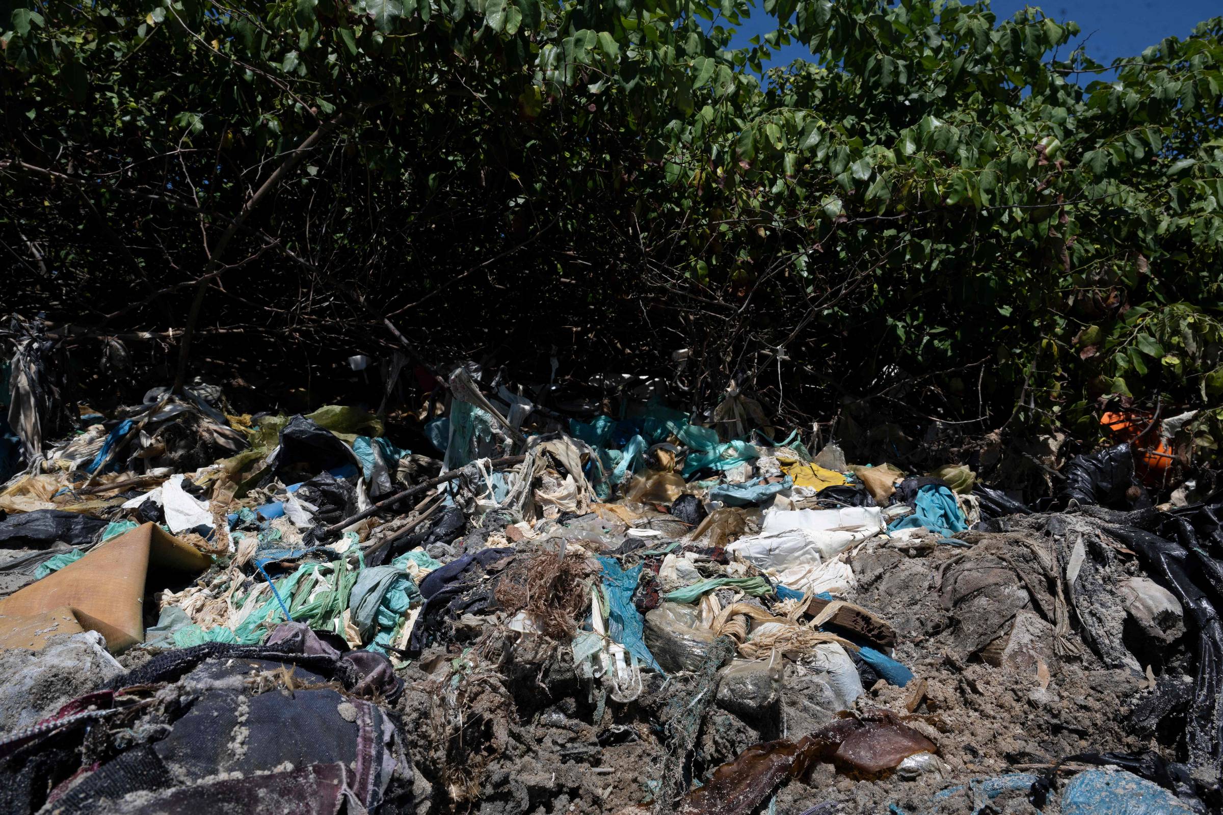 Pescadores e velejadores vão ao resgate de ilha de lixo no Rio de Janeiro