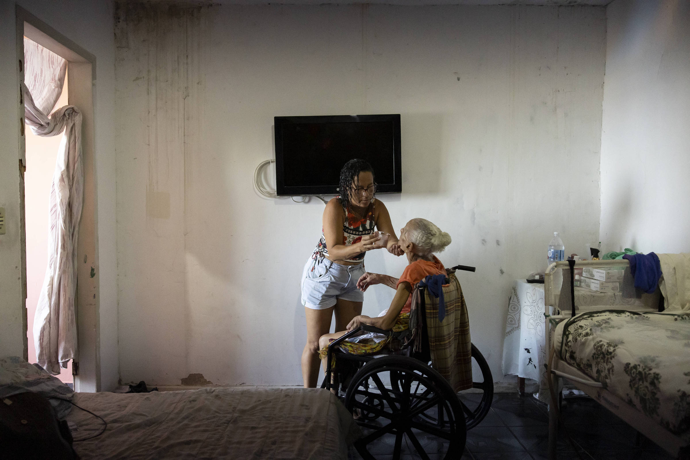 Moradores de favelas sofrem com calor e desabastecimento de água e luz no RJ