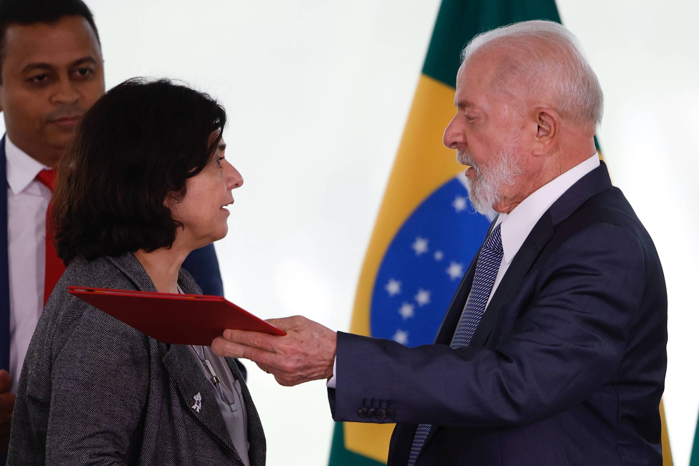 Lula deve chamar Nísia para conversa na terça e dar início à reforma ministerial