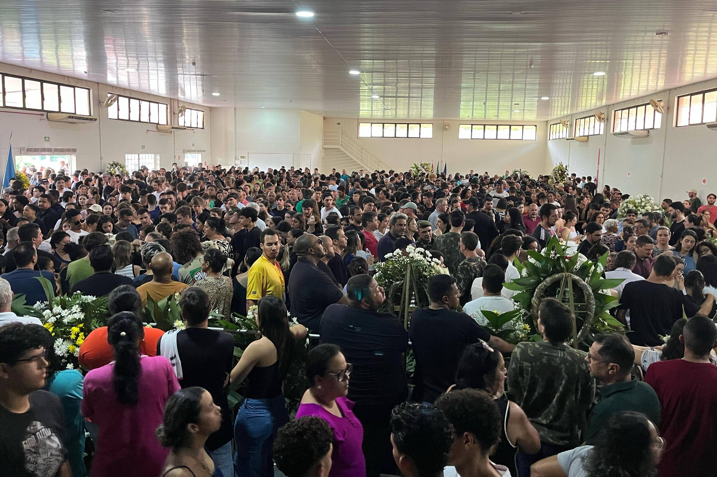 Milhares acompanham velório de vítimas de acidente de ônibus no interior de SP