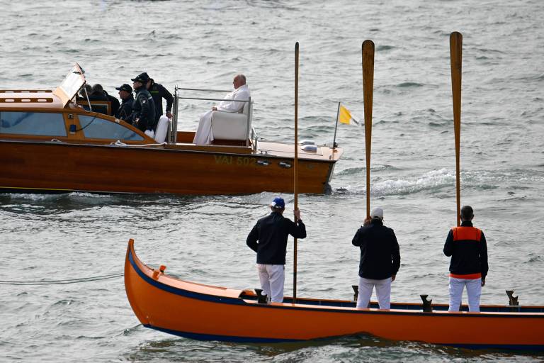 O Papa Francisco em barco em Veneza, primeira viagem para fora de Roma em sete meses