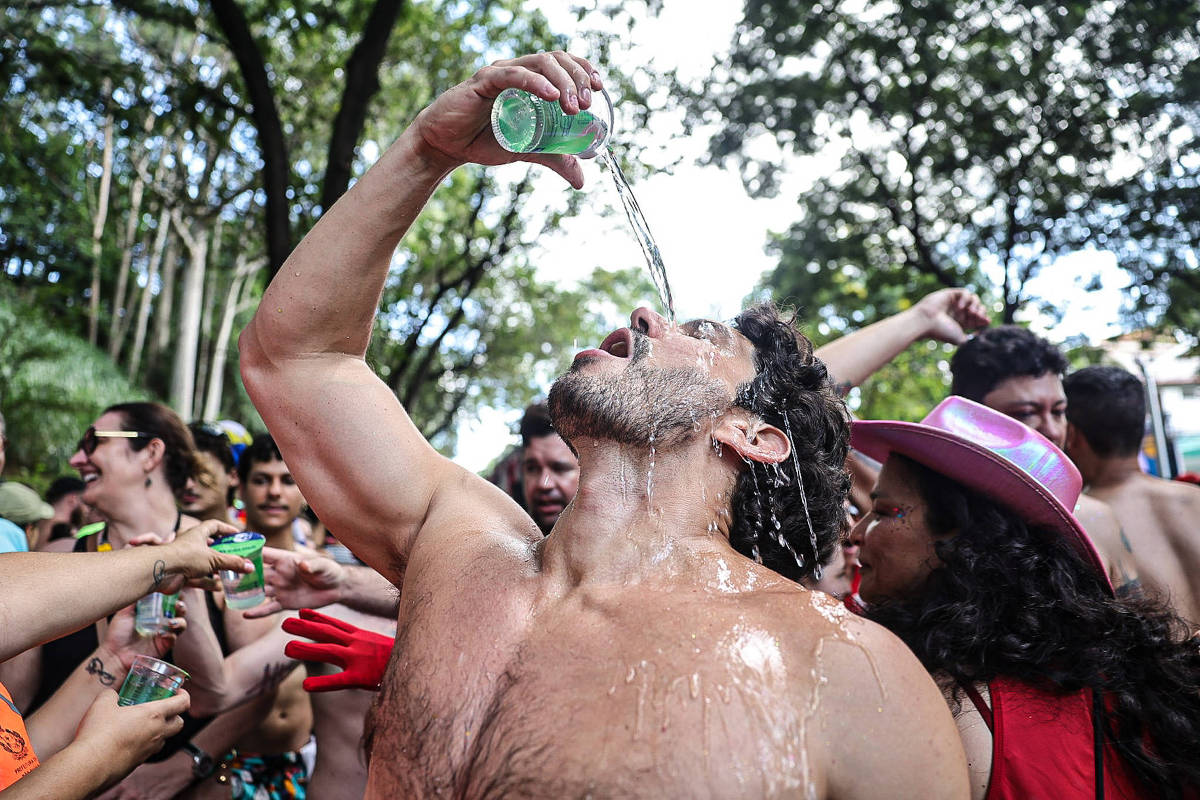 Curtir o Carnaval com calor forte pode causar desmaios; veja como se prevenir