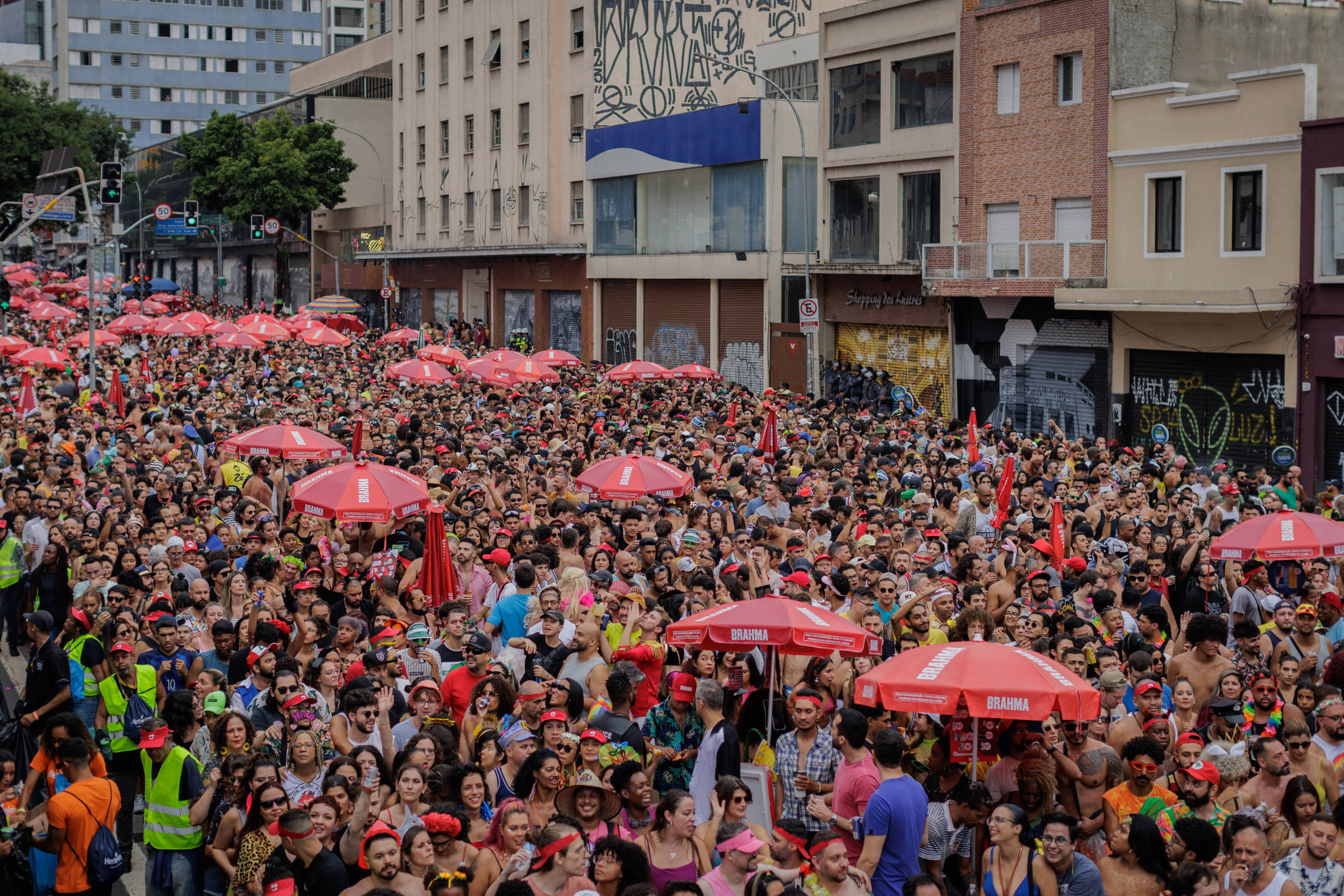 Repórter da Folha é agredido por seguranças do Baixo Augusta em desfile de bloco