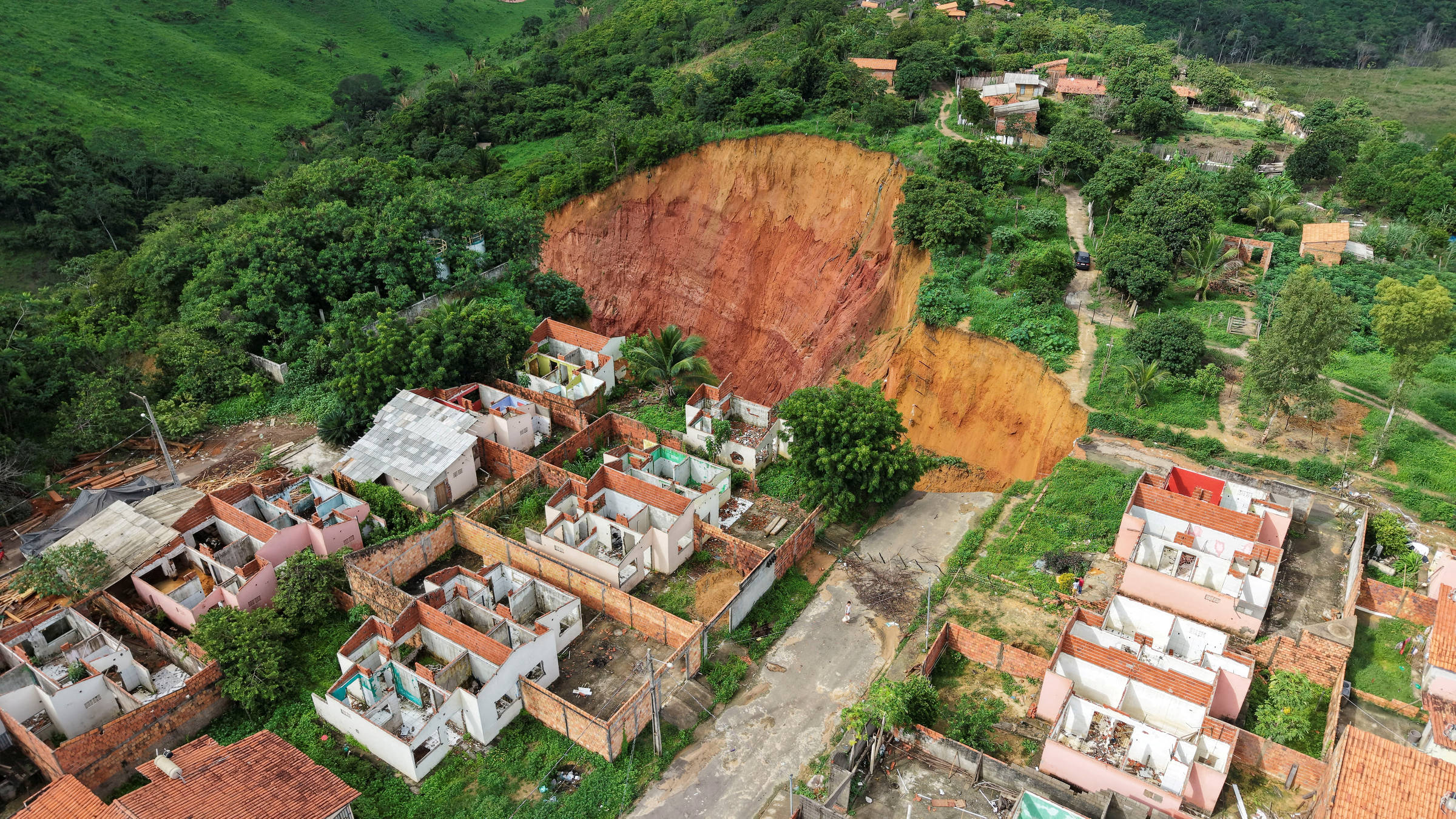 Fotos mostram avanço de voçorocas que engolem cidade no Maranhão