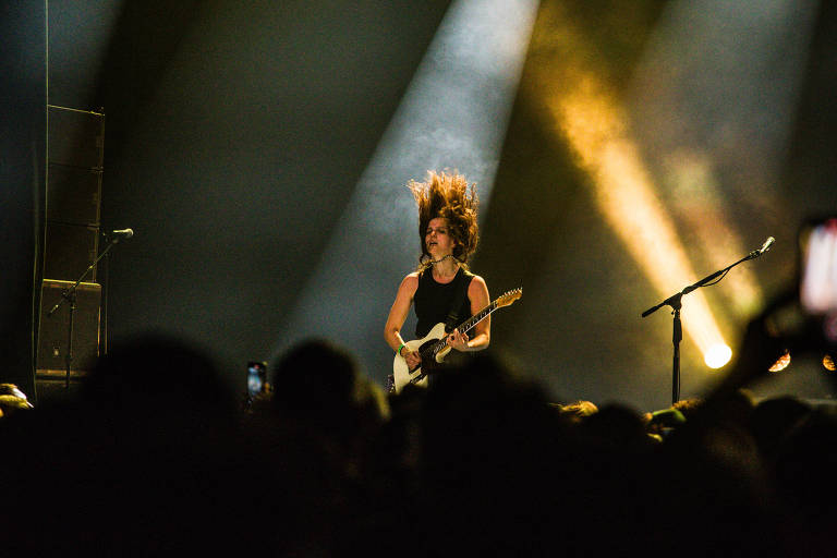 Gina Gleason, da banda de heavy metal Baroness, em show em São Paulo