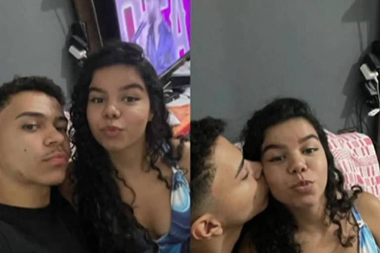 A imagem mostra um casal tirando uma selfie. À esquerda， um jovem com cabelo curto e liso， usando uma camiseta preta， faz uma expressão séria. À direita， uma jovem com cabelo cacheado e solto， vestindo uma blusa azul， faz uma expressão de beijo. Ao fundo， há uma televisão exibindo uma imagem desfocada. O ambiente parece ser um quarto， com uma parede cinza e uma cama com lençol rosa.