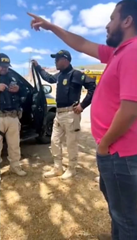 A PRF (Polícia Rodoviária Federal) realizou bloqueios em rodovias, principalmente na região Nordeste, no dia do segundo turno das eleições; o ex-ministro da Justiça Anderson Torres foi indiciado pelos bloqueios