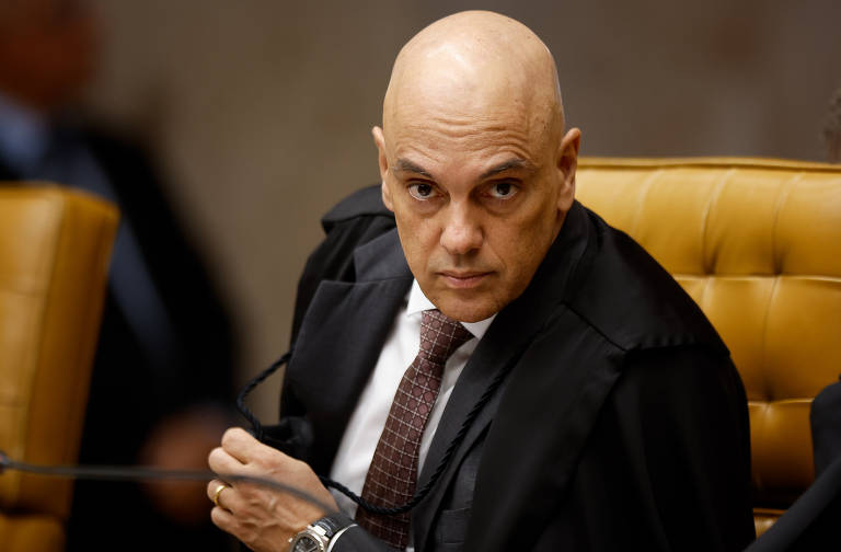 Bolsonaro atacou publicamente ministros do STF e do TSE. Em discurso no dia 7 de setembro de 2021, por exemplo, o ex-presidente ameaçou o Judiciário: "ou o chefe desse Poder enquadra o seu, ou esse Poder pode sofrer aquilo que nós não queremos"