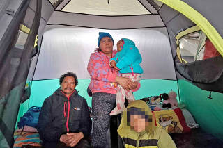 Família em abrigo no México