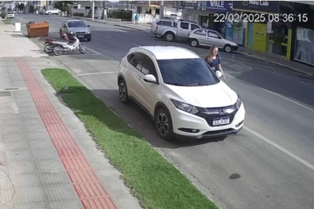 Carro em alta velocidade bate e por centímetros não atropela mulher de costas; assista