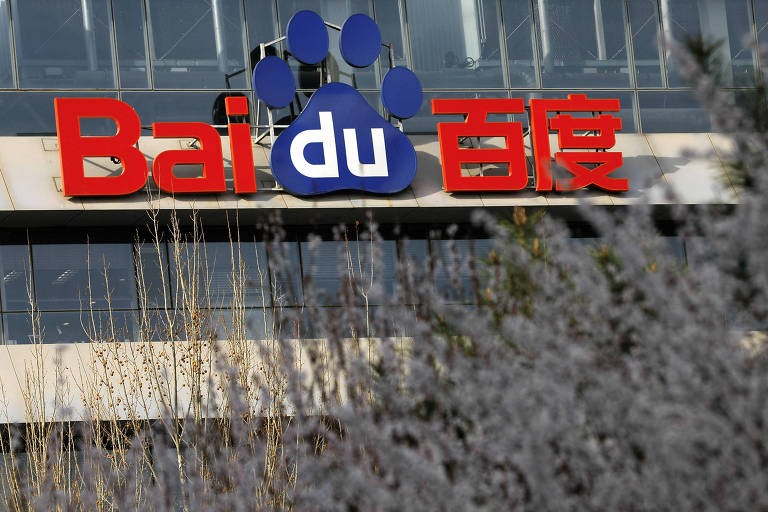 A imagem mostra o logotipo da Baidu， uma empresa de tecnologia chinesa， em um edifício. O logotipo é composto pelo nome 039;Baidu039; em letras vermelhas e azuis， com uma pata de cachorro azul acima do texto. Ao fundo， há uma vegetação com flores brancas.