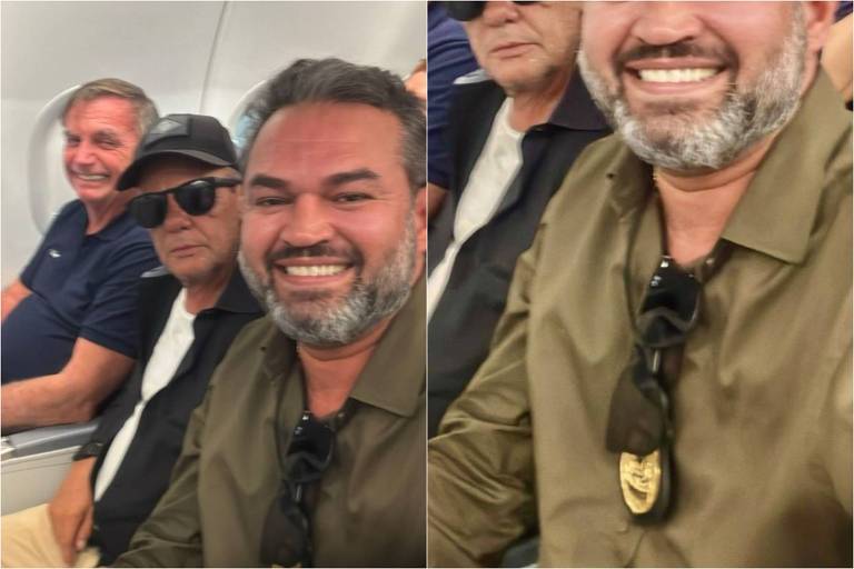 A imagem mostra um grupo de homens sorrindo em um avião. Um homem à esquerda， o ex-presidente Jair Bolsonaro， está usando uma camiseta escura e sorrindo. O homem ao centro está usando óculos escuros e um boné， enquanto o homem à direita， o integrante do PL Bruno Scheid， que está mais próximo da câmera， está sorrindo e usando uma camisa verde. Na segunda imagem， cortada， há uma aproximação do peito do homem sorridente， em que é possível ver um distintivo semelhante ao das polícias.