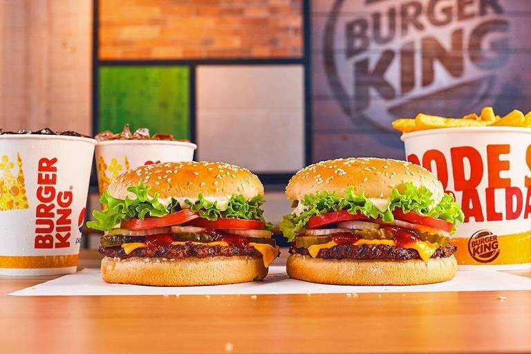 Dois sanduíches Whopper do Burger King, dois copos de refrigerante e um pote de batata frita sobre uma bancada