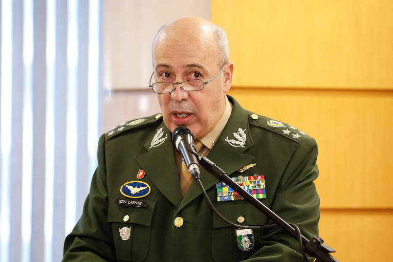 Homem com farda do Exército discursa ao microfone