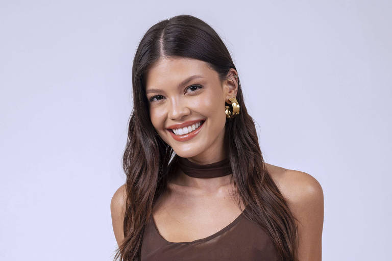 Mulher branca sorri