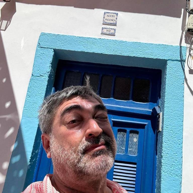 Zeca Camargo em frente à casa de Alceu Valença， em Olinda