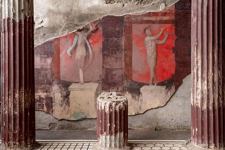 Afrescos descobertos em paredes de um salão de banquetes em Pompeia