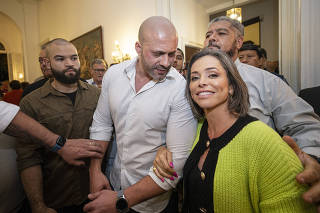 Deputado Federal Daniel Silveira -PTB eh conduzido por Cristiane  Brasil (filha de Roberto Jefferon ) ao chegar ao Clube Nacional (no Pacaembu) onde partido inicia escolha dos seus candidatos para Senado